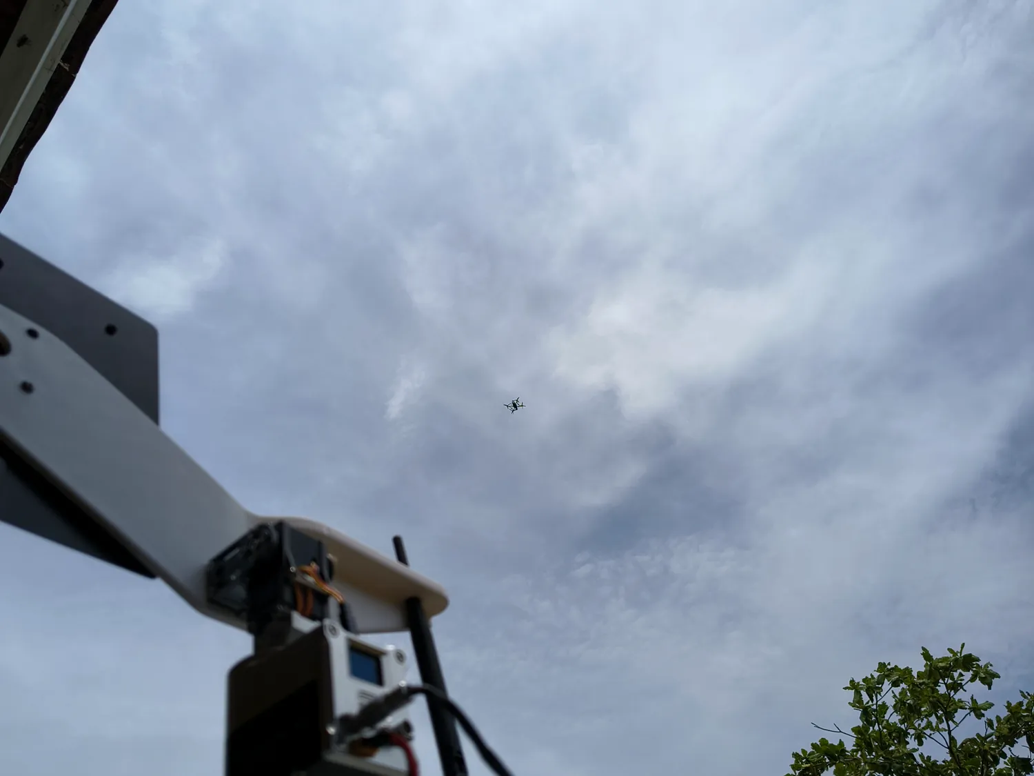 Tracking antenna &mdash; Aircraft on station overhead